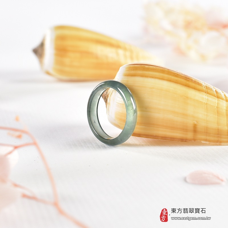 翡翠戒指|天然玉石玉戒・日常配戴與送禮款式|圓滿和合・平安順遂・吉祥如意・福氣常伴・情緣長久|翡翠玉戒・版指戒・板指戒・結婚戒指・男女對戒・情侶對戒|可客製化訂做各式翡翠戒指、吊墜、玉珮與項鍊|RNG1151|商品照片與資料介紹 6 翡翠戒指|天然玉石玉戒・日常配戴與送禮款式|圓滿和合・平安順遂・吉祥如意・福氣常伴・情緣長久|翡翠玉戒・版指戒・板指戒・結婚戒指・男女對戒・情侶對戒|可客製化訂做各式翡翠戒指、吊墜、玉珮與項鍊|RNG1151|商品照片與資料介紹 6