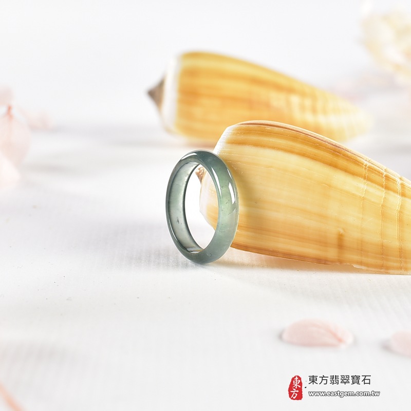 翡翠戒指|天然玉石玉戒・日常配戴與送禮款式|圓滿和合・平安順遂・吉祥如意・福氣常伴・情緣長久|翡翠玉戒・版指戒・板指戒・結婚戒指・男女對戒・情侶對戒|可客製化訂做各式翡翠戒指、吊墜、玉珮與項鍊|RNG1151|商品照片與資料介紹 7 翡翠戒指|天然玉石玉戒・日常配戴與送禮款式|圓滿和合・平安順遂・吉祥如意・福氣常伴・情緣長久|翡翠玉戒・版指戒・板指戒・結婚戒指・男女對戒・情侶對戒|可客製化訂做各式翡翠戒指、吊墜、玉珮與項鍊|RNG1151|商品照片與資料介紹 7