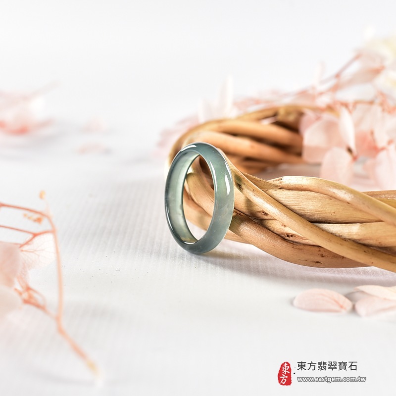 翡翠戒指|天然玉石玉戒・日常配戴與送禮款式|圓滿和合・平安順遂・吉祥如意・福氣常伴・情緣長久|翡翠玉戒・版指戒・板指戒・結婚戒指・男女對戒・情侶對戒|可客製化訂做各式翡翠戒指、吊墜、玉珮與項鍊|RNG1152|商品照片與資料介紹 6 翡翠戒指|天然玉石玉戒・日常配戴與送禮款式|圓滿和合・平安順遂・吉祥如意・福氣常伴・情緣長久|翡翠玉戒・版指戒・板指戒・結婚戒指・男女對戒・情侶對戒|可客製化訂做各式翡翠戒指、吊墜、玉珮與項鍊|RNG1152|商品照片與資料介紹 6