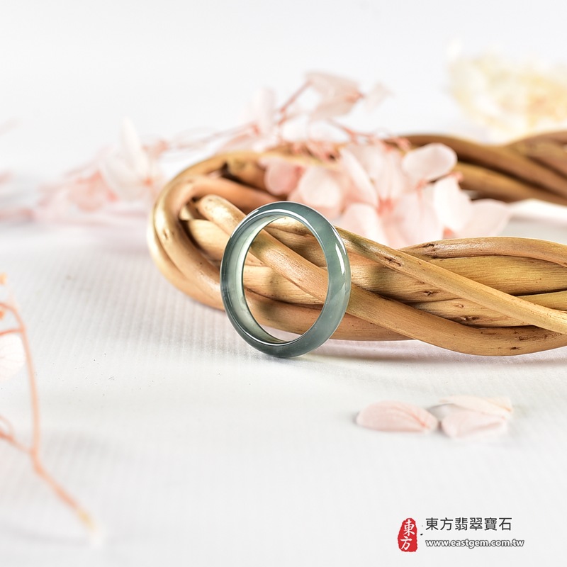 翡翠戒指|天然玉石玉戒・日常配戴與送禮款式|圓滿和合・平安順遂・吉祥如意・福氣常伴・情緣長久|翡翠玉戒・版指戒・板指戒・結婚戒指・男女對戒・情侶對戒|可客製化訂做各式翡翠戒指、吊墜、玉珮與項鍊|RNG1152|商品照片與資料介紹 7 翡翠戒指|天然玉石玉戒・日常配戴與送禮款式|圓滿和合・平安順遂・吉祥如意・福氣常伴・情緣長久|翡翠玉戒・版指戒・板指戒・結婚戒指・男女對戒・情侶對戒|可客製化訂做各式翡翠戒指、吊墜、玉珮與項鍊|RNG1152|商品照片與資料介紹 7
