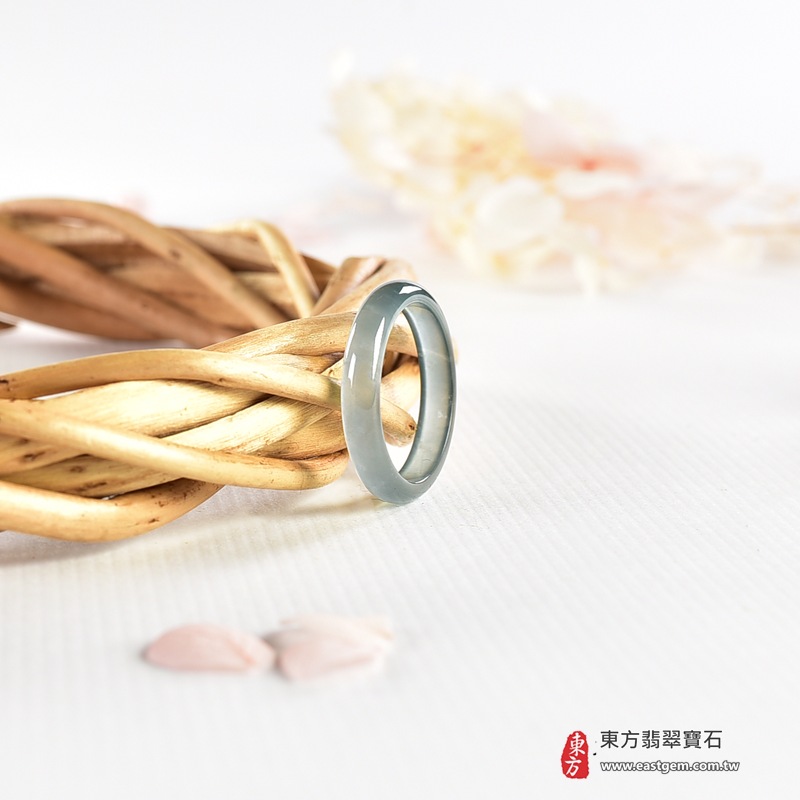翡翠戒指|天然玉石玉戒・日常配戴與送禮款式|圓滿和合・平安順遂・吉祥如意・福氣常伴・情緣長久|翡翠玉戒・版指戒・板指戒・結婚戒指・男女對戒・情侶對戒|可客製化訂做各式翡翠戒指、吊墜、玉珮與項鍊|RNG1153|商品照片與資料介紹 4 翡翠戒指|天然玉石玉戒・日常配戴與送禮款式|圓滿和合・平安順遂・吉祥如意・福氣常伴・情緣長久|翡翠玉戒・版指戒・板指戒・結婚戒指・男女對戒・情侶對戒|可客製化訂做各式翡翠戒指、吊墜、玉珮與項鍊|RNG1153|商品照片與資料介紹 4