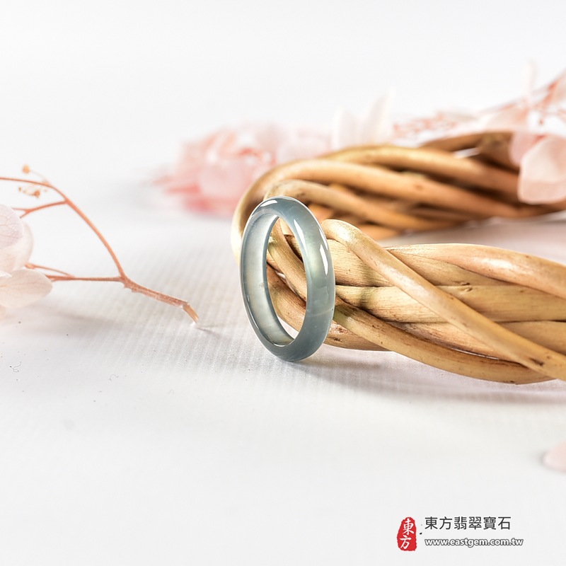 翡翠戒指|天然玉石玉戒・日常配戴與送禮款式|圓滿和合・平安順遂・吉祥如意・福氣常伴・情緣長久|翡翠玉戒・版指戒・板指戒・結婚戒指・男女對戒・情侶對戒|可客製化訂做各式翡翠戒指、吊墜、玉珮與項鍊|RNG1153|商品照片與資料介紹 6 翡翠戒指|天然玉石玉戒・日常配戴與送禮款式|圓滿和合・平安順遂・吉祥如意・福氣常伴・情緣長久|翡翠玉戒・版指戒・板指戒・結婚戒指・男女對戒・情侶對戒|可客製化訂做各式翡翠戒指、吊墜、玉珮與項鍊|RNG1153|商品照片與資料介紹 6