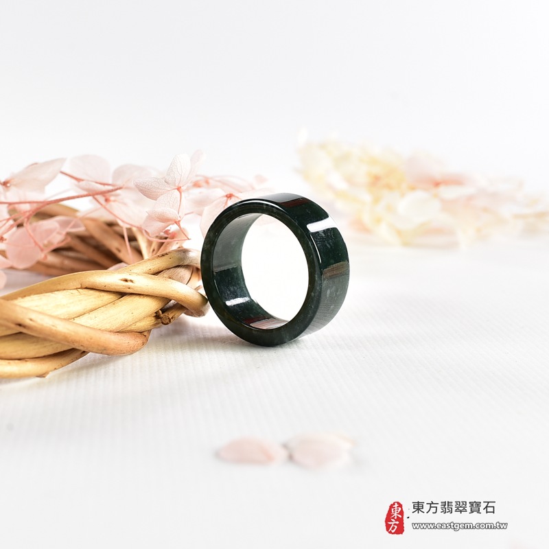 翡翠戒指|天然玉石玉戒・日常配戴與送禮款式|圓滿和合・平安順遂・吉祥如意・福氣常伴・情緣長久|翡翠玉戒・版指戒・板指戒・結婚戒指・男女對戒・情侶對戒|可客製化訂做各式翡翠戒指、吊墜、玉珮與項鍊|RNG1155|商品照片與資料介紹 5 翡翠戒指|天然玉石玉戒・日常配戴與送禮款式|圓滿和合・平安順遂・吉祥如意・福氣常伴・情緣長久|翡翠玉戒・版指戒・板指戒・結婚戒指・男女對戒・情侶對戒|可客製化訂做各式翡翠戒指、吊墜、玉珮與項鍊|RNG1155|商品照片與資料介紹 5