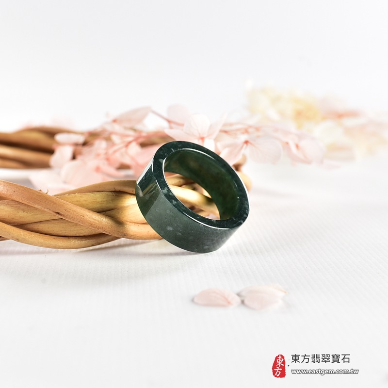 翡翠戒指|天然玉石玉戒・日常配戴與送禮款式|圓滿和合・平安順遂・吉祥如意・福氣常伴・情緣長久|翡翠玉戒・版指戒・板指戒・結婚戒指・男女對戒・情侶對戒|可客製化訂做各式翡翠戒指、吊墜、玉珮與項鍊|RNG1155|商品照片與資料介紹 7 翡翠戒指|天然玉石玉戒・日常配戴與送禮款式|圓滿和合・平安順遂・吉祥如意・福氣常伴・情緣長久|翡翠玉戒・版指戒・板指戒・結婚戒指・男女對戒・情侶對戒|可客製化訂做各式翡翠戒指、吊墜、玉珮與項鍊|RNG1155|商品照片與資料介紹 7