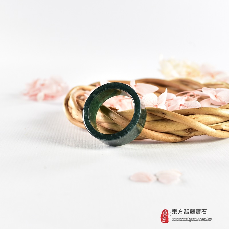翡翠戒指|天然玉石玉戒・日常配戴與送禮款式|圓滿和合・平安順遂・吉祥如意・福氣常伴・情緣長久|翡翠玉戒・版指戒・板指戒・結婚戒指・男女對戒・情侶對戒|可客製化訂做各式翡翠戒指、吊墜、玉珮與項鍊|RNG1155|商品照片與資料介紹 8 翡翠戒指|天然玉石玉戒・日常配戴與送禮款式|圓滿和合・平安順遂・吉祥如意・福氣常伴・情緣長久|翡翠玉戒・版指戒・板指戒・結婚戒指・男女對戒・情侶對戒|可客製化訂做各式翡翠戒指、吊墜、玉珮與項鍊|RNG1155|商品照片與資料介紹 8