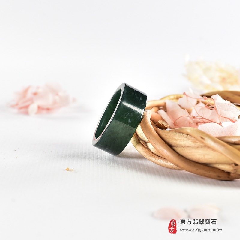 翡翠戒指|天然玉石玉戒・日常配戴與送禮款式|圓滿和合・平安順遂・吉祥如意・福氣常伴・情緣長久|翡翠玉戒・版指戒・板指戒・結婚戒指・男女對戒・情侶對戒|可客製化訂做各式翡翠戒指、吊墜、玉珮與項鍊|RNG1155|商品照片與資料介紹 9 翡翠戒指|天然玉石玉戒・日常配戴與送禮款式|圓滿和合・平安順遂・吉祥如意・福氣常伴・情緣長久|翡翠玉戒・版指戒・板指戒・結婚戒指・男女對戒・情侶對戒|可客製化訂做各式翡翠戒指、吊墜、玉珮與項鍊|RNG1155|商品照片與資料介紹 9