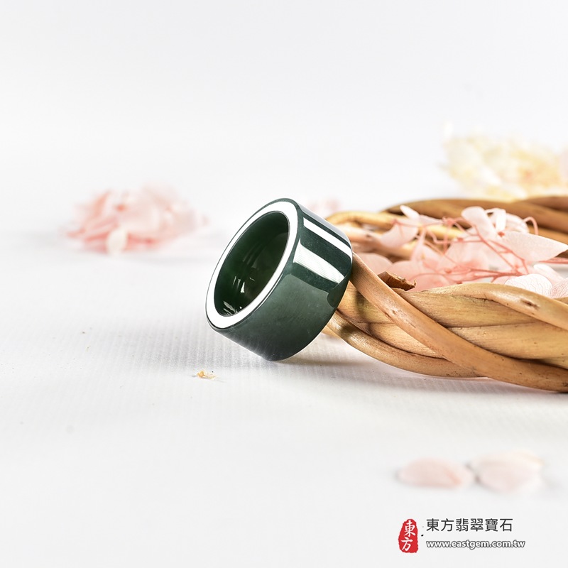翡翠戒指|天然玉石玉戒・日常配戴與送禮款式|圓滿和合・平安順遂・吉祥如意・福氣常伴・情緣長久|翡翠玉戒・版指戒・板指戒・結婚戒指・男女對戒・情侶對戒|可客製化訂做各式翡翠戒指、吊墜、玉珮與項鍊|RNG1156|商品照片與資料介紹 3 翡翠戒指|天然玉石玉戒・日常配戴與送禮款式|圓滿和合・平安順遂・吉祥如意・福氣常伴・情緣長久|翡翠玉戒・版指戒・板指戒・結婚戒指・男女對戒・情侶對戒|可客製化訂做各式翡翠戒指、吊墜、玉珮與項鍊|RNG1156|商品照片與資料介紹 3
