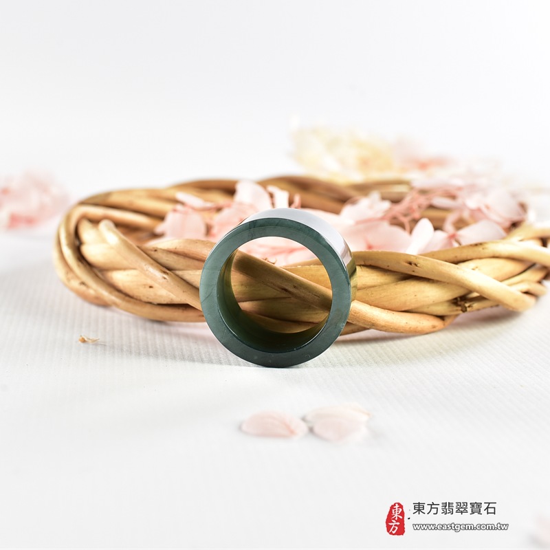 翡翠戒指|天然玉石玉戒・日常配戴與送禮款式|圓滿和合・平安順遂・吉祥如意・福氣常伴・情緣長久|翡翠玉戒・版指戒・板指戒・結婚戒指・男女對戒・情侶對戒|可客製化訂做各式翡翠戒指、吊墜、玉珮與項鍊|RNG1156|商品照片與資料介紹 4 翡翠戒指|天然玉石玉戒・日常配戴與送禮款式|圓滿和合・平安順遂・吉祥如意・福氣常伴・情緣長久|翡翠玉戒・版指戒・板指戒・結婚戒指・男女對戒・情侶對戒|可客製化訂做各式翡翠戒指、吊墜、玉珮與項鍊|RNG1156|商品照片與資料介紹 4
