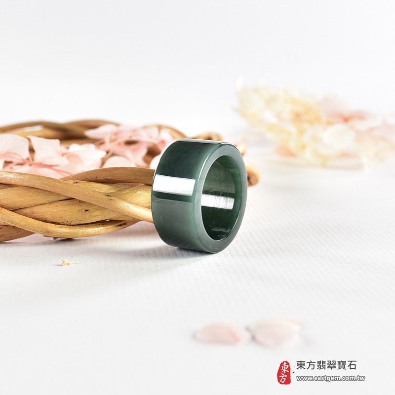 翡翠戒指|天然玉石玉戒・日常配戴與送禮款式|圓滿和合・平安順遂・吉祥如意・福氣常伴・情緣長久|翡翠玉戒・版指戒・板指戒・結婚戒指・男女對戒・情侶對戒|可客製化訂做各式翡翠戒指、吊墜、玉珮與項鍊|RNG1156|商品照片與資料介紹 6 翡翠戒指|天然玉石玉戒・日常配戴與送禮款式|圓滿和合・平安順遂・吉祥如意・福氣常伴・情緣長久|翡翠玉戒・版指戒・板指戒・結婚戒指・男女對戒・情侶對戒|可客製化訂做各式翡翠戒指、吊墜、玉珮與項鍊|RNG1156|商品照片與資料介紹 6