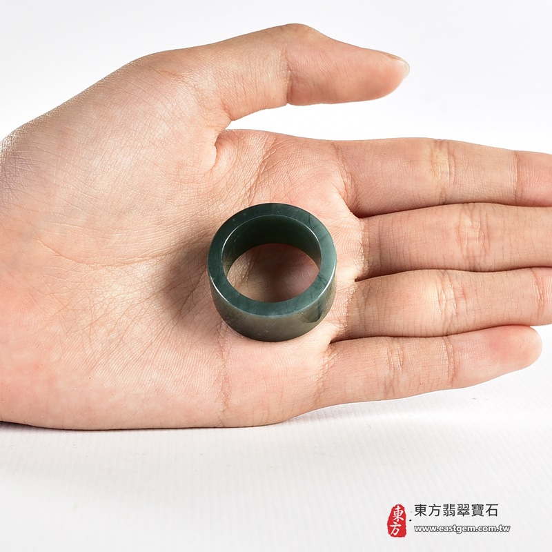 翡翠戒指|天然玉石玉戒・日常配戴與送禮款式|圓滿和合・平安順遂・吉祥如意・福氣常伴・情緣長久|翡翠玉戒・版指戒・板指戒・結婚戒指・男女對戒・情侶對戒|可客製化訂做各式翡翠戒指、吊墜、玉珮與項鍊|RNG1156|商品照片與資料介紹 9 翡翠戒指|天然玉石玉戒・日常配戴與送禮款式|圓滿和合・平安順遂・吉祥如意・福氣常伴・情緣長久|翡翠玉戒・版指戒・板指戒・結婚戒指・男女對戒・情侶對戒|可客製化訂做各式翡翠戒指、吊墜、玉珮與項鍊|RNG1156|商品照片與資料介紹 9