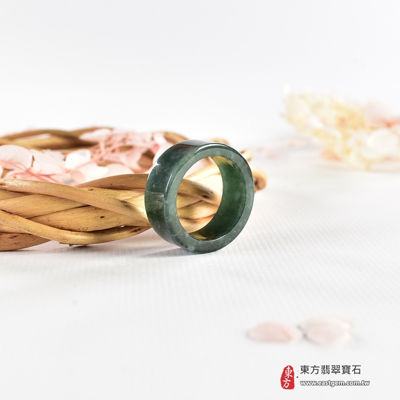 翡翠戒指|天然玉石玉戒・日常配戴與送禮款式|圓滿和合・平安順遂・吉祥如意・福氣常伴・情緣長久|翡翠玉戒・版指戒・板指戒・結婚戒指・男女對戒・情侶對戒|可客製化訂做各式翡翠戒指、吊墜、玉珮與項鍊|RNG1157|商品照片與資料介紹 4 翡翠戒指|天然玉石玉戒・日常配戴與送禮款式|圓滿和合・平安順遂・吉祥如意・福氣常伴・情緣長久|翡翠玉戒・版指戒・板指戒・結婚戒指・男女對戒・情侶對戒|可客製化訂做各式翡翠戒指、吊墜、玉珮與項鍊|RNG1157|商品照片與資料介紹 4