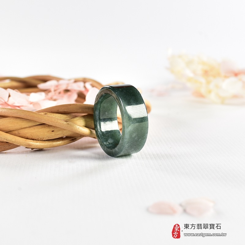 翡翠戒指|天然玉石玉戒・日常配戴與送禮款式|圓滿和合・平安順遂・吉祥如意・福氣常伴・情緣長久|翡翠玉戒・版指戒・板指戒・結婚戒指・男女對戒・情侶對戒|可客製化訂做各式翡翠戒指、吊墜、玉珮與項鍊|RNG1157|商品照片與資料介紹 6 翡翠戒指|天然玉石玉戒・日常配戴與送禮款式|圓滿和合・平安順遂・吉祥如意・福氣常伴・情緣長久|翡翠玉戒・版指戒・板指戒・結婚戒指・男女對戒・情侶對戒|可客製化訂做各式翡翠戒指、吊墜、玉珮與項鍊|RNG1157|商品照片與資料介紹 6