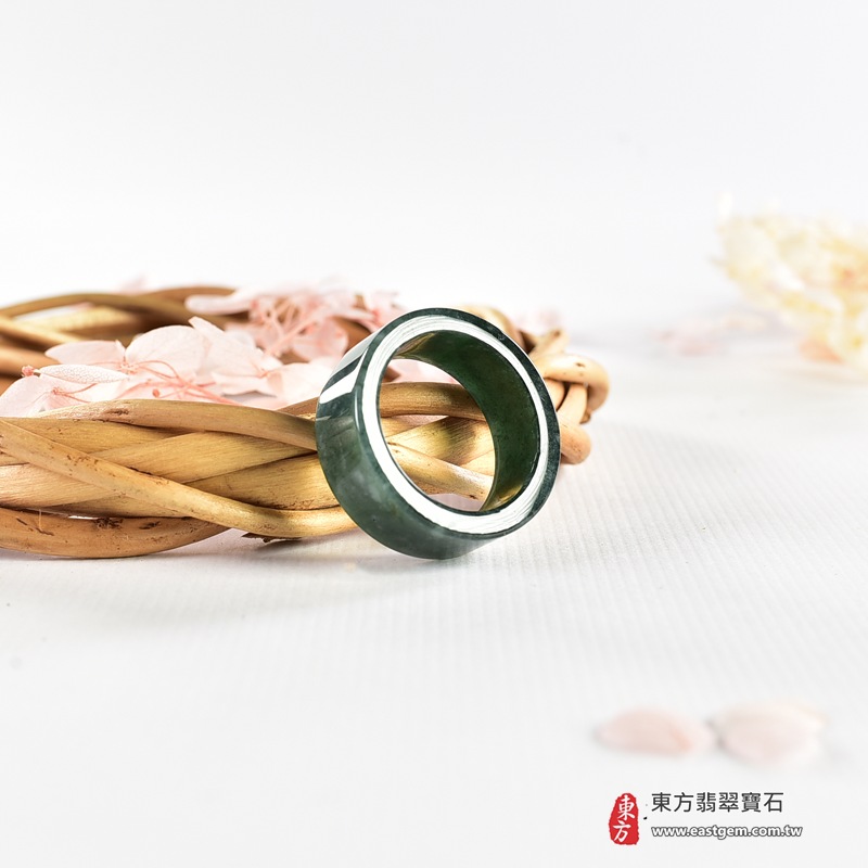 翡翠戒指|天然玉石玉戒・日常配戴與送禮款式|圓滿和合・平安順遂・吉祥如意・福氣常伴・情緣長久|翡翠玉戒・版指戒・板指戒・結婚戒指・男女對戒・情侶對戒|可客製化訂做各式翡翠戒指、吊墜、玉珮與項鍊|RNG1157|商品照片與資料介紹 9 翡翠戒指|天然玉石玉戒・日常配戴與送禮款式|圓滿和合・平安順遂・吉祥如意・福氣常伴・情緣長久|翡翠玉戒・版指戒・板指戒・結婚戒指・男女對戒・情侶對戒|可客製化訂做各式翡翠戒指、吊墜、玉珮與項鍊|RNG1157|商品照片與資料介紹 9