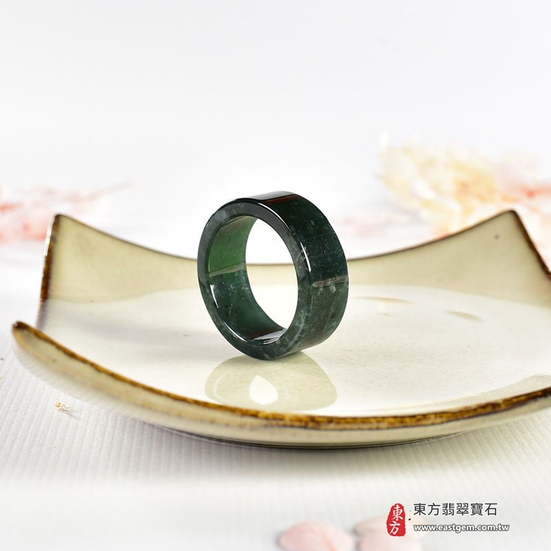 翡翠戒指|天然玉石玉戒・日常配戴與送禮款式|圓滿和合・平安順遂・吉祥如意・福氣常伴・情緣長久|翡翠玉戒・版指戒・板指戒・結婚戒指・男女對戒・情侶對戒|可客製化訂做各式翡翠戒指、吊墜、玉珮與項鍊|RNG1158|商品照片與資料介紹 4 翡翠戒指|天然玉石玉戒・日常配戴與送禮款式|圓滿和合・平安順遂・吉祥如意・福氣常伴・情緣長久|翡翠玉戒・版指戒・板指戒・結婚戒指・男女對戒・情侶對戒|可客製化訂做各式翡翠戒指、吊墜、玉珮與項鍊|RNG1158|商品照片與資料介紹 4