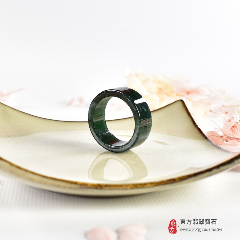 翡翠戒指|天然玉石玉戒・日常配戴與送禮款式|圓滿和合・平安順遂・吉祥如意・福氣常伴・情緣長久|翡翠玉戒・版指戒・板指戒・結婚戒指・男女對戒・情侶對戒|可客製化訂做各式翡翠戒指、吊墜、玉珮與項鍊|RNG1158|商品照片與資料介紹 5 翡翠戒指|天然玉石玉戒・日常配戴與送禮款式|圓滿和合・平安順遂・吉祥如意・福氣常伴・情緣長久|翡翠玉戒・版指戒・板指戒・結婚戒指・男女對戒・情侶對戒|可客製化訂做各式翡翠戒指、吊墜、玉珮與項鍊|RNG1158|商品照片與資料介紹 5