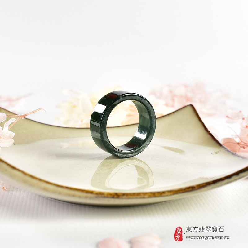 翡翠戒指|天然玉石玉戒・日常配戴與送禮款式|圓滿和合・平安順遂・吉祥如意・福氣常伴・情緣長久|翡翠玉戒・版指戒・板指戒・結婚戒指・男女對戒・情侶對戒|可客製化訂做各式翡翠戒指、吊墜、玉珮與項鍊|RNG1158|商品照片與資料介紹 6 翡翠戒指|天然玉石玉戒・日常配戴與送禮款式|圓滿和合・平安順遂・吉祥如意・福氣常伴・情緣長久|翡翠玉戒・版指戒・板指戒・結婚戒指・男女對戒・情侶對戒|可客製化訂做各式翡翠戒指、吊墜、玉珮與項鍊|RNG1158|商品照片與資料介紹 6