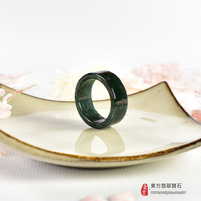 翡翠戒指|天然玉石玉戒・日常配戴與送禮款式|圓滿和合・平安順遂・吉祥如意・福氣常伴・情緣長久|翡翠玉戒・版指戒・板指戒・結婚戒指・男女對戒・情侶對戒|可客製化訂做各式翡翠戒指、吊墜、玉珮與項鍊|RNG1158|商品照片與資料介紹 8 翡翠戒指|天然玉石玉戒・日常配戴與送禮款式|圓滿和合・平安順遂・吉祥如意・福氣常伴・情緣長久|翡翠玉戒・版指戒・板指戒・結婚戒指・男女對戒・情侶對戒|可客製化訂做各式翡翠戒指、吊墜、玉珮與項鍊|RNG1158|商品照片與資料介紹 8