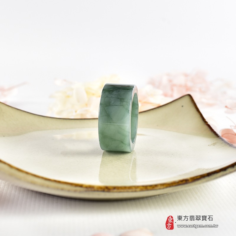 翡翠戒指|天然玉石玉戒・日常配戴與送禮款式|圓滿和合・平安順遂・吉祥如意・福氣常伴・情緣長久|翡翠玉戒・版指戒・板指戒・結婚戒指・男女對戒・情侶對戒|可客製化訂做各式翡翠戒指、吊墜、玉珮與項鍊|RNG1159|商品照片與資料介紹 4 翡翠戒指|天然玉石玉戒・日常配戴與送禮款式|圓滿和合・平安順遂・吉祥如意・福氣常伴・情緣長久|翡翠玉戒・版指戒・板指戒・結婚戒指・男女對戒・情侶對戒|可客製化訂做各式翡翠戒指、吊墜、玉珮與項鍊|RNG1159|商品照片與資料介紹 4