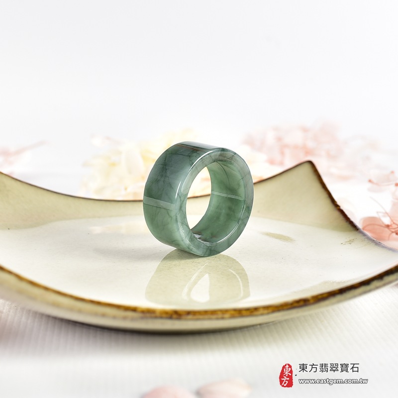 翡翠戒指|天然玉石玉戒・日常配戴與送禮款式|圓滿和合・平安順遂・吉祥如意・福氣常伴・情緣長久|翡翠玉戒・版指戒・板指戒・結婚戒指・男女對戒・情侶對戒|可客製化訂做各式翡翠戒指、吊墜、玉珮與項鍊|RNG1159|商品照片與資料介紹 5 翡翠戒指|天然玉石玉戒・日常配戴與送禮款式|圓滿和合・平安順遂・吉祥如意・福氣常伴・情緣長久|翡翠玉戒・版指戒・板指戒・結婚戒指・男女對戒・情侶對戒|可客製化訂做各式翡翠戒指、吊墜、玉珮與項鍊|RNG1159|商品照片與資料介紹 5