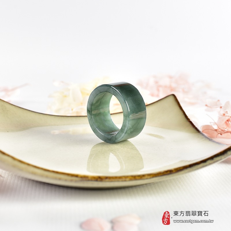 翡翠戒指|天然玉石玉戒・日常配戴與送禮款式|圓滿和合・平安順遂・吉祥如意・福氣常伴・情緣長久|翡翠玉戒・版指戒・板指戒・結婚戒指・男女對戒・情侶對戒|可客製化訂做各式翡翠戒指、吊墜、玉珮與項鍊|RNG1159|商品照片與資料介紹 6 翡翠戒指|天然玉石玉戒・日常配戴與送禮款式|圓滿和合・平安順遂・吉祥如意・福氣常伴・情緣長久|翡翠玉戒・版指戒・板指戒・結婚戒指・男女對戒・情侶對戒|可客製化訂做各式翡翠戒指、吊墜、玉珮與項鍊|RNG1159|商品照片與資料介紹 6