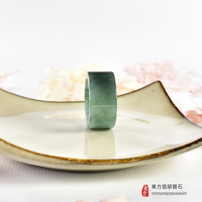 翡翠戒指|天然玉石玉戒・日常配戴與送禮款式|圓滿和合・平安順遂・吉祥如意・福氣常伴・情緣長久|翡翠玉戒・版指戒・板指戒・結婚戒指・男女對戒・情侶對戒|可客製化訂做各式翡翠戒指、吊墜、玉珮與項鍊|RNG1159|商品照片與資料介紹 8 翡翠戒指|天然玉石玉戒・日常配戴與送禮款式|圓滿和合・平安順遂・吉祥如意・福氣常伴・情緣長久|翡翠玉戒・版指戒・板指戒・結婚戒指・男女對戒・情侶對戒|可客製化訂做各式翡翠戒指、吊墜、玉珮與項鍊|RNG1159|商品照片與資料介紹 8