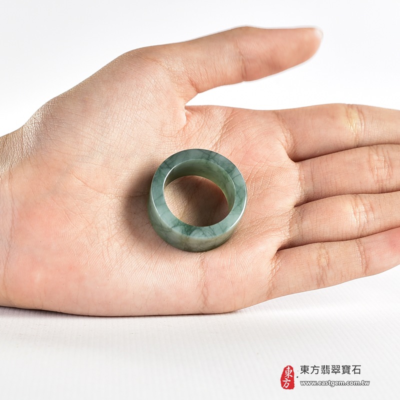 翡翠戒指|天然玉石玉戒・日常配戴與送禮款式|圓滿和合・平安順遂・吉祥如意・福氣常伴・情緣長久|翡翠玉戒・版指戒・板指戒・結婚戒指・男女對戒・情侶對戒|可客製化訂做各式翡翠戒指、吊墜、玉珮與項鍊|RNG1159|商品照片與資料介紹 9 翡翠戒指|天然玉石玉戒・日常配戴與送禮款式|圓滿和合・平安順遂・吉祥如意・福氣常伴・情緣長久|翡翠玉戒・版指戒・板指戒・結婚戒指・男女對戒・情侶對戒|可客製化訂做各式翡翠戒指、吊墜、玉珮與項鍊|RNG1159|商品照片與資料介紹 9