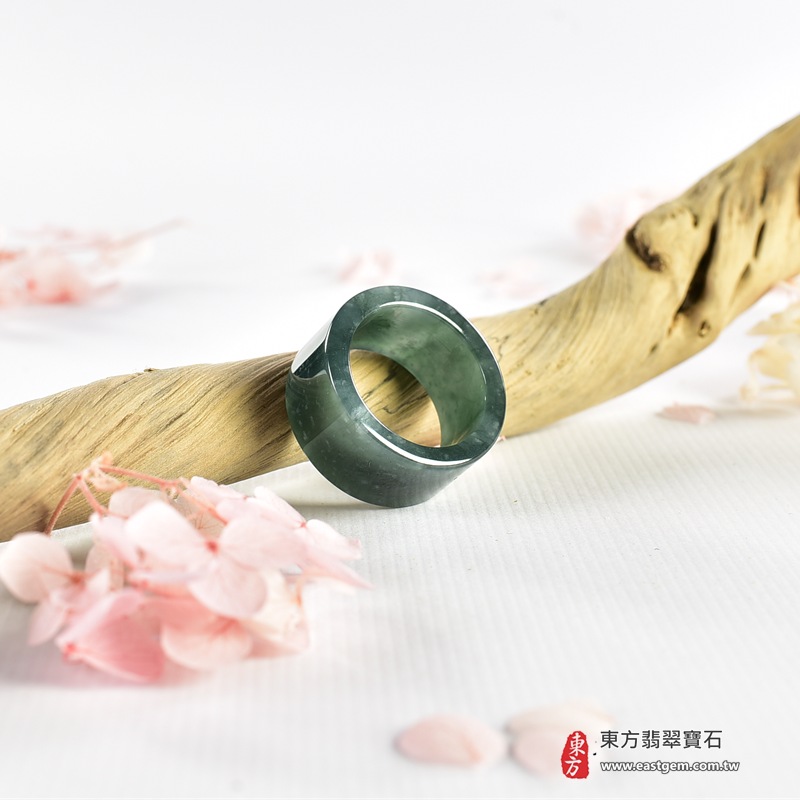 翡翠戒指|天然玉石玉戒・日常配戴與送禮款式|圓滿和合・平安順遂・吉祥如意・福氣常伴・情緣長久|翡翠玉戒・版指戒・板指戒・結婚戒指・男女對戒・情侶對戒|可客製化訂做各式翡翠戒指、吊墜、玉珮與項鍊|RNG1160|商品照片與資料介紹 4 翡翠戒指|天然玉石玉戒・日常配戴與送禮款式|圓滿和合・平安順遂・吉祥如意・福氣常伴・情緣長久|翡翠玉戒・版指戒・板指戒・結婚戒指・男女對戒・情侶對戒|可客製化訂做各式翡翠戒指、吊墜、玉珮與項鍊|RNG1160|商品照片與資料介紹 4