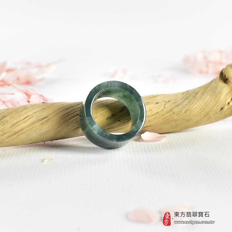 翡翠戒指|天然玉石玉戒・日常配戴與送禮款式|圓滿和合・平安順遂・吉祥如意・福氣常伴・情緣長久|翡翠玉戒・版指戒・板指戒・結婚戒指・男女對戒・情侶對戒|可客製化訂做各式翡翠戒指、吊墜、玉珮與項鍊|RNG1160|商品照片與資料介紹 5 翡翠戒指|天然玉石玉戒・日常配戴與送禮款式|圓滿和合・平安順遂・吉祥如意・福氣常伴・情緣長久|翡翠玉戒・版指戒・板指戒・結婚戒指・男女對戒・情侶對戒|可客製化訂做各式翡翠戒指、吊墜、玉珮與項鍊|RNG1160|商品照片與資料介紹 5