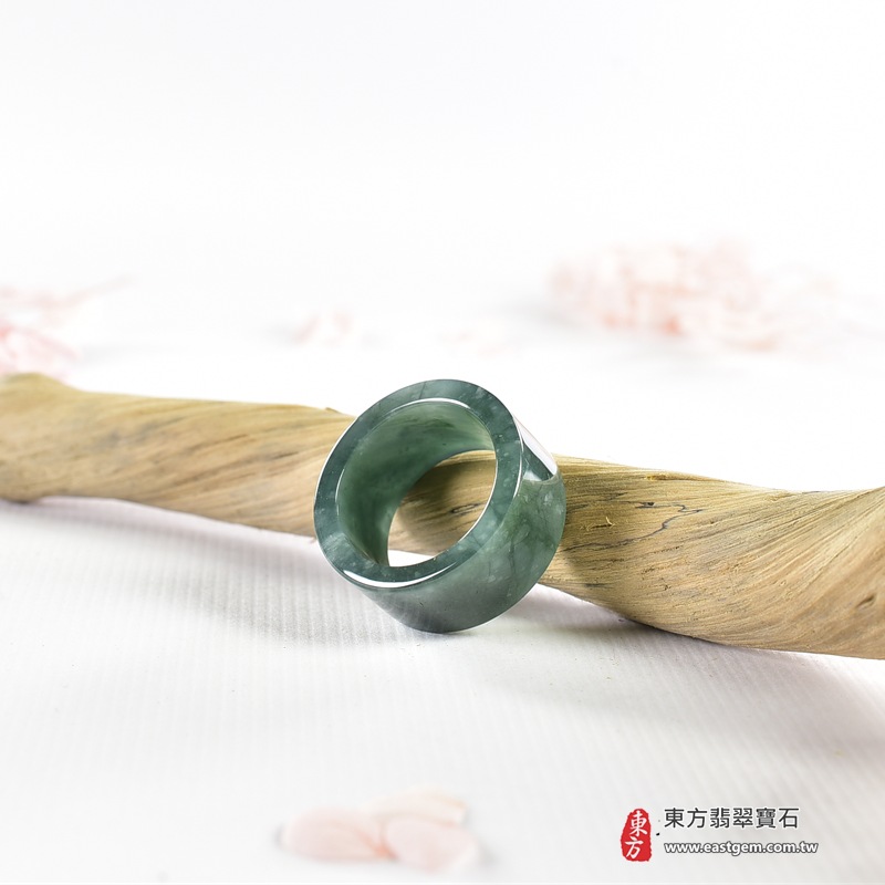 翡翠戒指|天然玉石玉戒・日常配戴與送禮款式|圓滿和合・平安順遂・吉祥如意・福氣常伴・情緣長久|翡翠玉戒・版指戒・板指戒・結婚戒指・男女對戒・情侶對戒|可客製化訂做各式翡翠戒指、吊墜、玉珮與項鍊|RNG1160|商品照片與資料介紹 6 翡翠戒指|天然玉石玉戒・日常配戴與送禮款式|圓滿和合・平安順遂・吉祥如意・福氣常伴・情緣長久|翡翠玉戒・版指戒・板指戒・結婚戒指・男女對戒・情侶對戒|可客製化訂做各式翡翠戒指、吊墜、玉珮與項鍊|RNG1160|商品照片與資料介紹 6