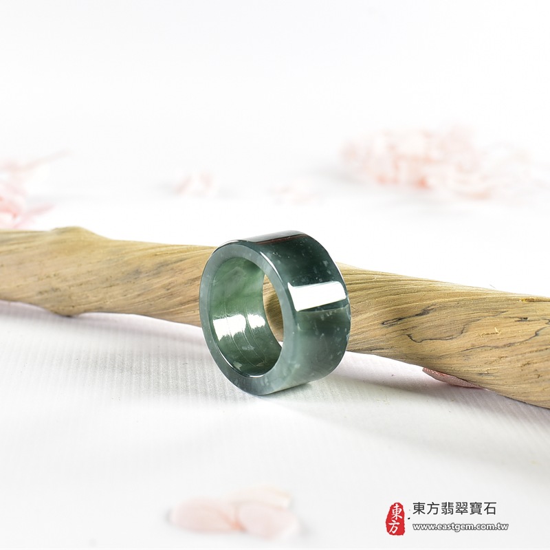 翡翠戒指|天然玉石玉戒・日常配戴與送禮款式|圓滿和合・平安順遂・吉祥如意・福氣常伴・情緣長久|翡翠玉戒・版指戒・板指戒・結婚戒指・男女對戒・情侶對戒|可客製化訂做各式翡翠戒指、吊墜、玉珮與項鍊|RNG1160|商品照片與資料介紹 7 翡翠戒指|天然玉石玉戒・日常配戴與送禮款式|圓滿和合・平安順遂・吉祥如意・福氣常伴・情緣長久|翡翠玉戒・版指戒・板指戒・結婚戒指・男女對戒・情侶對戒|可客製化訂做各式翡翠戒指、吊墜、玉珮與項鍊|RNG1160|商品照片與資料介紹 7