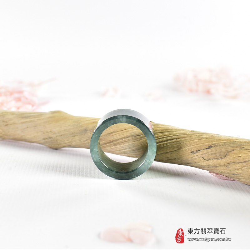 翡翠戒指|天然玉石玉戒・日常配戴與送禮款式|圓滿和合・平安順遂・吉祥如意・福氣常伴・情緣長久|翡翠玉戒・版指戒・板指戒・結婚戒指・男女對戒・情侶對戒|可客製化訂做各式翡翠戒指、吊墜、玉珮與項鍊|RNG1160|商品照片與資料介紹 8 翡翠戒指|天然玉石玉戒・日常配戴與送禮款式|圓滿和合・平安順遂・吉祥如意・福氣常伴・情緣長久|翡翠玉戒・版指戒・板指戒・結婚戒指・男女對戒・情侶對戒|可客製化訂做各式翡翠戒指、吊墜、玉珮與項鍊|RNG1160|商品照片與資料介紹 8
