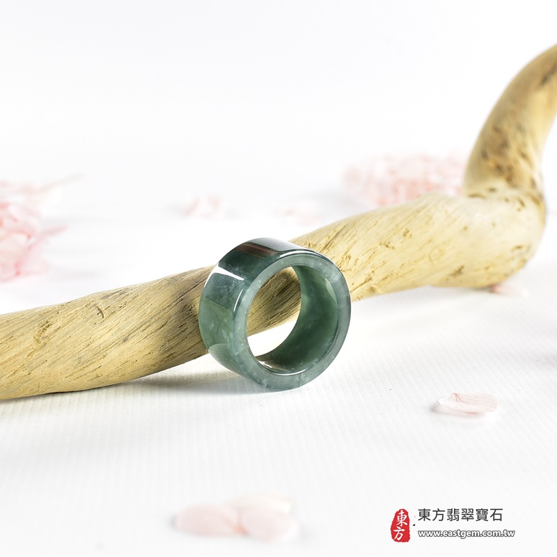 翡翠戒指|天然玉石玉戒・日常配戴與送禮款式|圓滿和合・平安順遂・吉祥如意・福氣常伴・情緣長久|翡翠玉戒・版指戒・板指戒・結婚戒指・男女對戒・情侶對戒|可客製化訂做各式翡翠戒指、吊墜、玉珮與項鍊|RNG1160|商品照片與資料介紹 9 翡翠戒指|天然玉石玉戒・日常配戴與送禮款式|圓滿和合・平安順遂・吉祥如意・福氣常伴・情緣長久|翡翠玉戒・版指戒・板指戒・結婚戒指・男女對戒・情侶對戒|可客製化訂做各式翡翠戒指、吊墜、玉珮與項鍊|RNG1160|商品照片與資料介紹 9