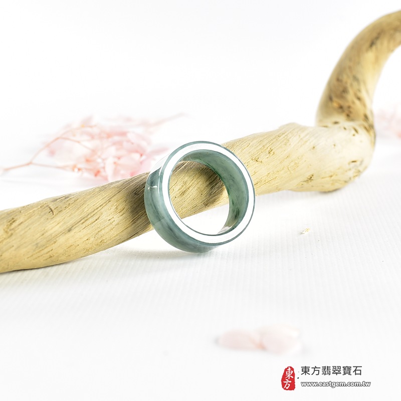 翡翠戒指|天然玉石玉戒・日常配戴與送禮款式|圓滿和合・平安順遂・吉祥如意・福氣常伴・情緣長久|翡翠玉戒・版指戒・板指戒・結婚戒指・男女對戒・情侶對戒|可客製化訂做各式翡翠戒指、吊墜、玉珮與項鍊|RNG1161|商品照片與資料介紹 7 翡翠戒指|天然玉石玉戒・日常配戴與送禮款式|圓滿和合・平安順遂・吉祥如意・福氣常伴・情緣長久|翡翠玉戒・版指戒・板指戒・結婚戒指・男女對戒・情侶對戒|可客製化訂做各式翡翠戒指、吊墜、玉珮與項鍊|RNG1161|商品照片與資料介紹 7