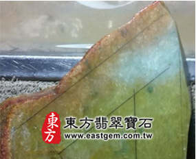 陽綠色的豆種翡翠原礦示意圖 陽綠色的豆種翡翠原礦