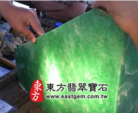 正陽綠色豆種手鐲原礦示意圖 正陽綠色豆種手鐲原礦