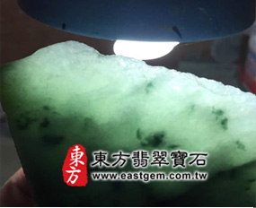 糯冰種飄綠花的翡翠原礦示意圖 糯冰種飄綠花的翡翠原礦