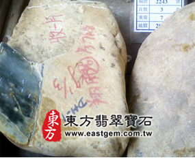 有開窗的翡翠原礦示意圖 有開窗的翡翠原礦