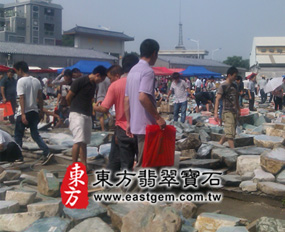 這是翡翠標場,大家都在「相玉」,各種翡翠都會在標場出現。從標場買翡翠,保證是A貨翡翠實圖 這是翡翠標場,大家都在「相玉」,各種翡翠都會在標場出現。從標場買翡翠,保證是A貨翡翠
