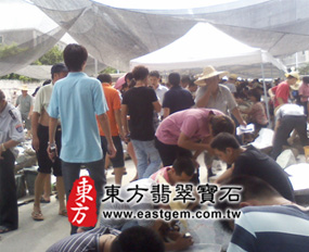 東方翡翠寶石,每年都會在各地的翡翠的標場,相玉、投標、買料。這些標場的翡翠,都是原礦,因此可以做成手鐲,在透過剩餘的料子來做吊墜和擺件實圖 東方翡翠寶石,每年都會在各地的翡翠的標場,相玉、投標、買料。這些標場的翡翠,都是原礦,因此可以做成手鐲,在透過剩餘的料子來做吊墜和擺件