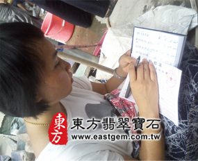對於好的翡翠,價格越來越高,要計算自己對這份料子的掌握程度,以及市場的翡翠行情,進行價格的投標實圖 對於好的翡翠,價格越來越高,要計算自己對這份料子的掌握程度,以及市場的翡翠行情,進行價格的投標