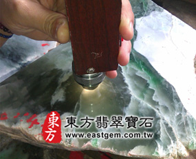 冰種油青的翡翠原礦示意圖 冰種油青的翡翠原礦