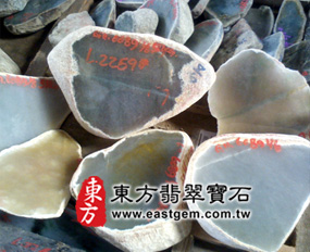 糯冰種的翡翠原礦示意圖 糯冰種的翡翠原礦