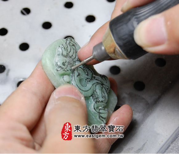 神龍翡翠吊墜製作過程-使用小支的鑽頭來處理細部體態，做更細緻的雕琢。