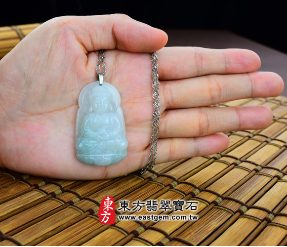 佛祖翡翠吊墜製作過程-這是佛祖吊墜拿在手上的示意圖。整個佛祖法像恬靜悠然，莊嚴肅穆