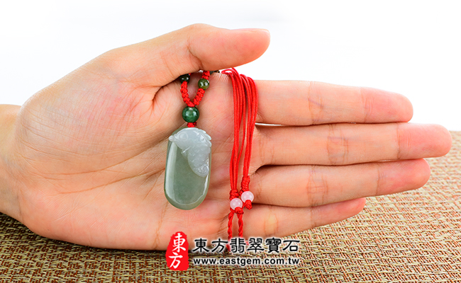 魚吐珠 大小示意照片 翡翠魚項鍊玉珮(魚吐珠、魚獻寶:魚牌A貨翡翠魚玉珮、緬甸玉魚玉墜)。油青細糯種魚,FI030。客製化訂做各種翡翠魚吊墜玉珮項鍊。★附A貨翡翠雙證書 魚吐珠 大小示意照片 翡翠魚項鍊玉珮(魚吐珠、魚獻寶:魚牌A貨翡翠魚玉珮、緬甸玉魚玉墜)。油青細糯種魚,FI030。客製化訂做各種翡翠魚吊墜玉珮項鍊。★附A貨翡翠雙證書
