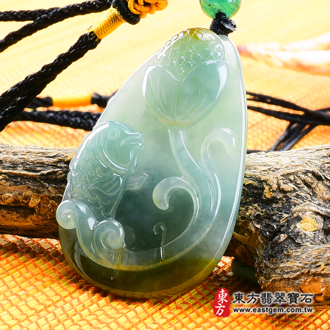 連年有魚 右側照片 翡翠魚項鍊玉珮(連年有魚:魚牌A貨翡翠魚玉珮、緬甸玉魚玉墜)。淡綠糯豆種帶黃色魚,FI042。客製化訂做各種翡翠魚吊墜玉珮項鍊。★附A貨翡翠雙證書 連年有魚 右側照片 翡翠魚項鍊玉珮(連年有魚:魚牌A貨翡翠魚玉珮、緬甸玉魚玉墜)。淡綠糯豆種帶黃色魚,FI042。客製化訂做各種翡翠魚吊墜玉珮項鍊。★附A貨翡翠雙證書