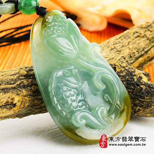 連年有魚 左側照片 翡翠魚項鍊玉珮(連年有魚:魚牌A貨翡翠魚玉珮、緬甸玉魚玉墜)。淡綠糯豆種帶黃色魚,FI042。客製化訂做各種翡翠魚吊墜玉珮項鍊。★附A貨翡翠雙證書 連年有魚 左側照片 翡翠魚項鍊玉珮(連年有魚:魚牌A貨翡翠魚玉珮、緬甸玉魚玉墜)。淡綠糯豆種帶黃色魚,FI042。客製化訂做各種翡翠魚吊墜玉珮項鍊。★附A貨翡翠雙證書