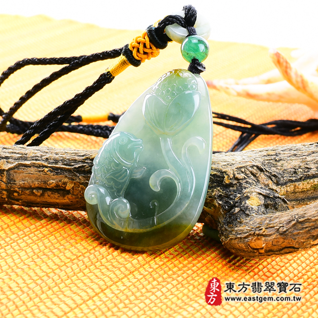 連年有魚 情境照片 翡翠魚項鍊玉珮(連年有魚:魚牌A貨翡翠魚玉珮、緬甸玉魚玉墜)。淡綠糯豆種帶黃色魚,FI042。客製化訂做各種翡翠魚吊墜玉珮項鍊。★附A貨翡翠雙證書 連年有魚 情境照片 翡翠魚項鍊玉珮(連年有魚:魚牌A貨翡翠魚玉珮、緬甸玉魚玉墜)。淡綠糯豆種帶黃色魚,FI042。客製化訂做各種翡翠魚吊墜玉珮項鍊。★附A貨翡翠雙證書