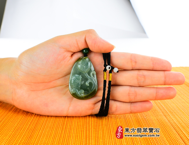 連年有魚 大小示意照片 翡翠魚項鍊玉珮(連年有魚:魚牌A貨翡翠魚玉珮、緬甸玉魚玉墜)。淡綠糯豆種帶黃色魚,FI042。客製化訂做各種翡翠魚吊墜玉珮項鍊。★附A貨翡翠雙證書 連年有魚 大小示意照片 翡翠魚項鍊玉珮(連年有魚:魚牌A貨翡翠魚玉珮、緬甸玉魚玉墜)。淡綠糯豆種帶黃色魚,FI042。客製化訂做各種翡翠魚吊墜玉珮項鍊。★附A貨翡翠雙證書