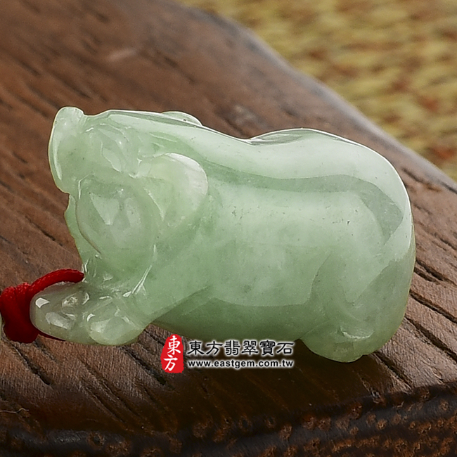 豬事如意右側照片翡翠豬項鍊玉珮(豬事如意:豬牌A貨翡翠豬玉珮、緬甸玉豬玉墜、豬十二生肖項鍊)。淡綠細豆種豬,PG003。客製化訂做各種翡翠豬吊墜玉珮項鍊。★附A貨翡翠雙證書 豬事如意右側照片翡翠豬項鍊玉珮(豬事如意:豬牌A貨翡翠豬玉珮、緬甸玉豬玉墜、豬十二生肖項鍊)。淡綠細豆種豬,PG003。客製化訂做各種翡翠豬吊墜玉珮項鍊。★附A貨翡翠雙證書